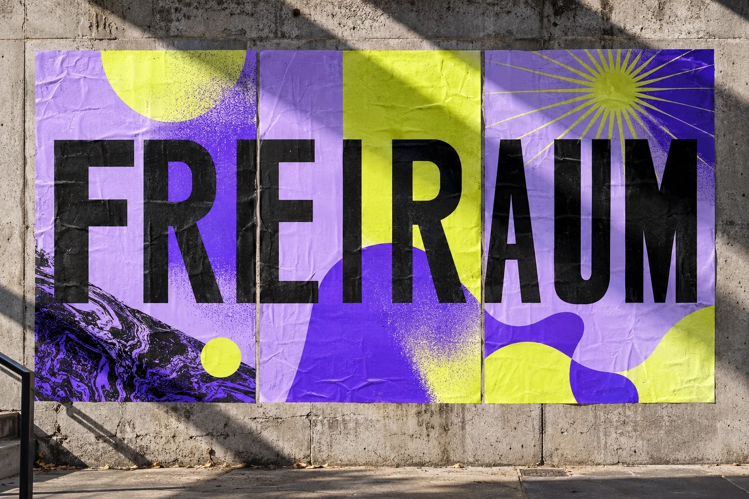 Konzept für FREIRAUM: drei Festivalplakate in Violett und Neongelb an einer Betonwand.